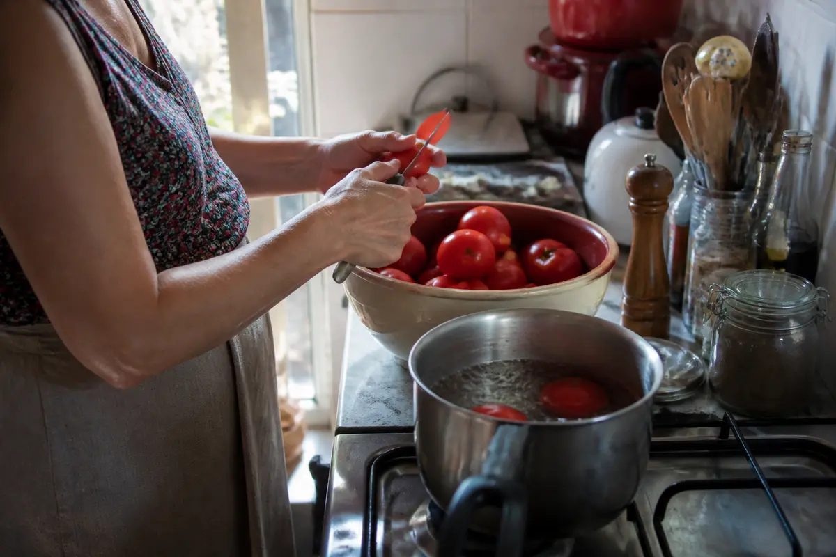 Comment peler des tomates facilement : astuce rapide et efficace